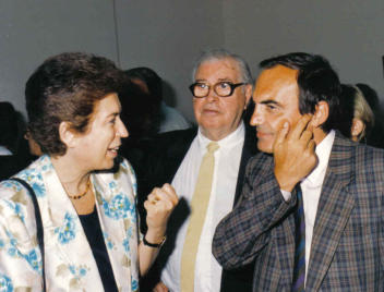 Con Mario De Micheli mentre ricevo il premio "Vasto" per la critica d'arte nel 1990 dal ministro Rosa Russo Jervolino. De Micheli è stato maestro e guida, da quando mi chiamò a Milano come suo "vice" all'Unità e poi nei lunghi anni di lavoro comune.
